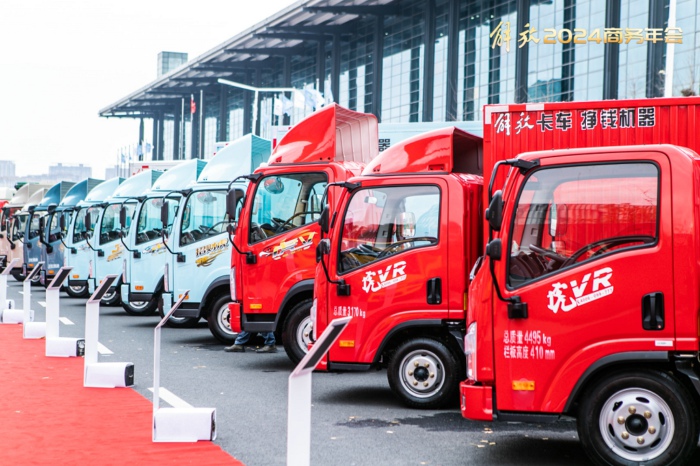 【第一商用車網(wǎng) 原創(chuàng)】7月份，卡車市場整體銷量環(huán)比6月份出現(xiàn)超2成的下滑，同比降幅也達(dá)到6%，重卡、微卡等細(xì)分市場也同步出現(xiàn)下滑，作為卡車市場占比最大的細(xì)分領(lǐng)域，輕卡市場在7月份表現(xiàn)如何？