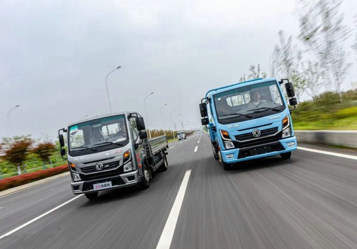 【第一商用車網(wǎng) 原創(chuàng)】7月份，卡車市場整體銷量環(huán)比6月份出現(xiàn)超2成的下滑，同比降幅也達(dá)到6%，重卡、微卡等細(xì)分市場也同步出現(xiàn)下滑，作為卡車市場占比最大的細(xì)分領(lǐng)域，輕卡市場在7月份表現(xiàn)如何？