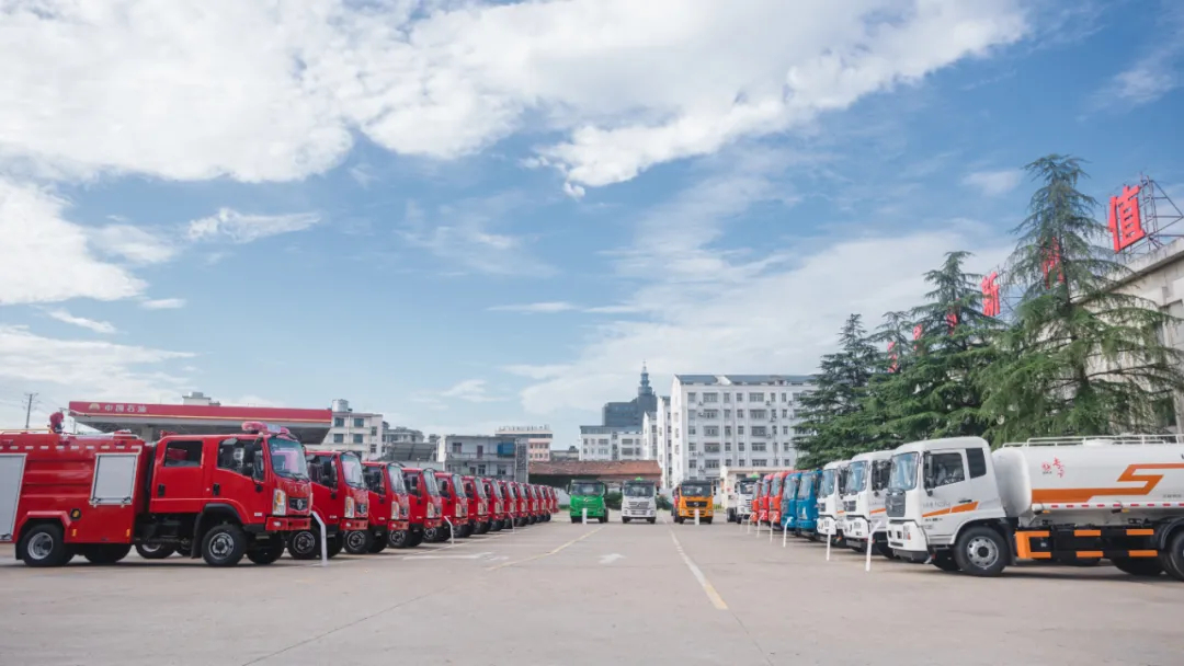 東風隨專與楚勝汽車集團有限公司簽署1200輛應急消防車戰(zhàn)略合作協(xié)議，與程力汽車集團股份有限公司簽署1000輛應急消防車及環(huán)衛(wèi)車戰(zhàn)略合作協(xié)議。