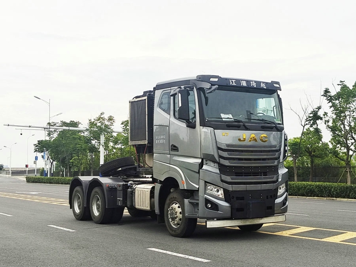 江淮柴油牽引車，配奔馳發(fā)動機.jpg