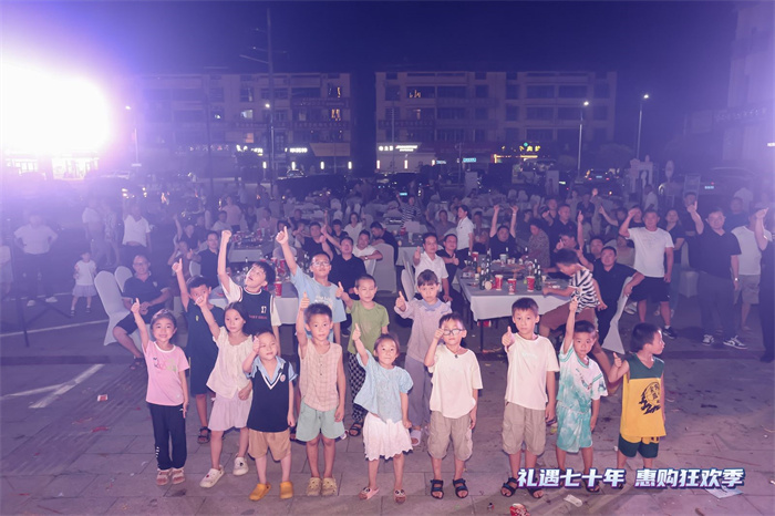 8月23日，東風(fēng)柳汽“禮遇七十年 惠購(gòu)狂歡季”在江西高安隆重舉行?，F(xiàn)場(chǎng)以乘龍540極致氣耗版領(lǐng)銜，亮相5款牽引、載貨新品車(chē)型，覆蓋干線物流、綠通、?；榷鄠€(gè)運(yùn)輸場(chǎng)景。此外，全新售后權(quán)益及后市場(chǎng)產(chǎn)品也首度亮相。