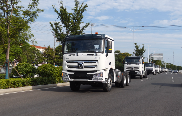 此次出口的徐工“非洲之星”系列加強(qiáng)版牽引車(chē)、自卸車(chē)是針對(duì)非洲客戶(hù)需求打造，憑借高穩(wěn)定性、高經(jīng)濟(jì)性、高可靠性等卓越性能，多次參與當(dāng)?shù)刂攸c(diǎn)工程項(xiàng)目建設(shè)，備受非洲當(dāng)?shù)卣?、用?hù)的認(rèn)可