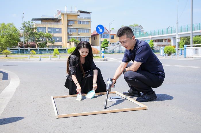 一首民謠準(zhǔn)確道出了“山城”重慶的行路之難。重慶主城區(qū)位于長江和嘉陵江交匯處，四面環(huán)山，受地形影響，城市道路大都狹窄崎嶇。這樣的地貌特征，固然為城市增添了彎彎繞繞的別樣韻味，蜿蜒曲折的道路清掃起來卻有諸多不便，尤其在機(jī)械化作業(yè)方面對(duì)裝備提出了更高的要求。