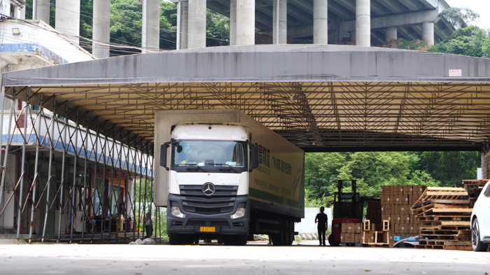 面對(duì)“hard”模式的挑戰(zhàn)，致高物流在奔馳卡車的助力下，成功實(shí)現(xiàn)了“忙”與“穩(wěn)”的兼顧。