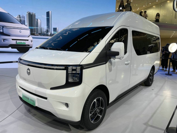 【第一商用車(chē)網(wǎng) 原創(chuàng)】2024年前8個(gè)月，輕客市場(chǎng)走出“5連增”+“3連降”的走勢(shì)，8月過(guò)后累計(jì)銷(xiāo)量同比增長(zhǎng)7%，增量?jī)H有1萬(wàn)余輛，市場(chǎng)前景變得很難預(yù)測(cè)。