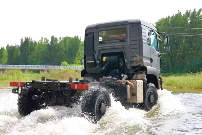 中國(guó)重汽豪沃中型4×4獨(dú)立懸架越野車：荒野主宰，肆意馳騁！3.png