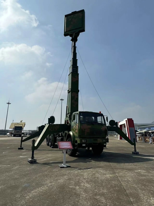 北奔重汽多型裝備底盤亮相第十五屆中國(guó)國(guó)際航空航天博覽會(huì)9.jpg