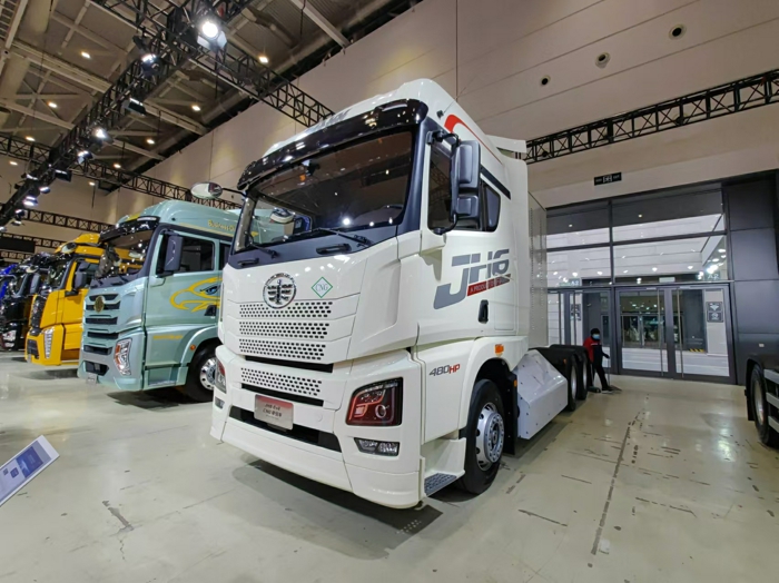 解放JH6 6×4 CNG牽引車(chē)2.jpg